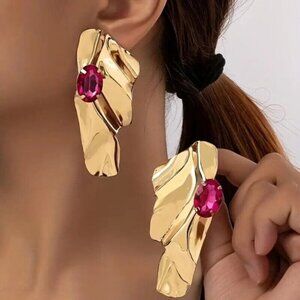 ✨ Bold Gold-Toned Earrings with Pink Gemstone Accent✨✨ with GIFT BOX 🎁